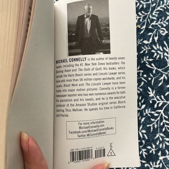 Paperback A Darkness More Than Night - Picture 7 of 7